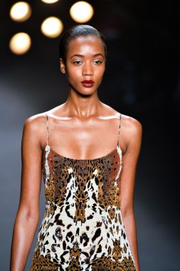 model naeem khan pist yürür