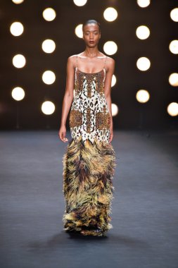 model naeem khan pist yürür