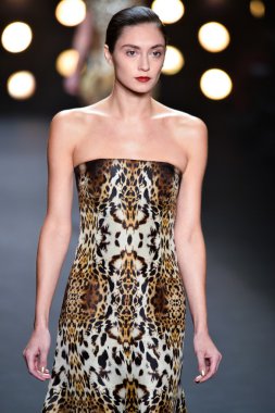 model naeem khan pist yürür