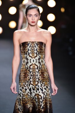 model naeem khan pist yürür