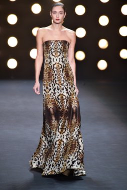 model naeem khan pist yürür