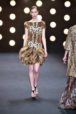 model naeem khan pist yürür