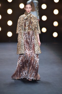 model naeem khan pist yürür