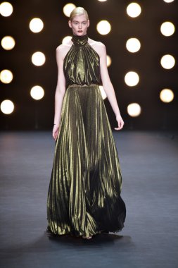 model naeem khan pist yürür