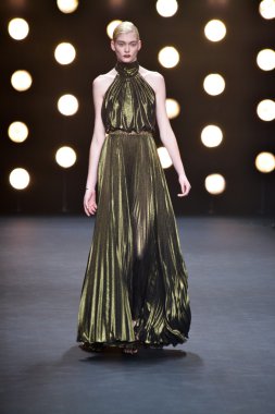 model naeem khan pist yürür