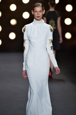 model naeem khan pist yürür