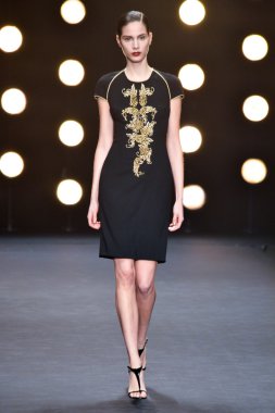 model naeem khan pist yürür