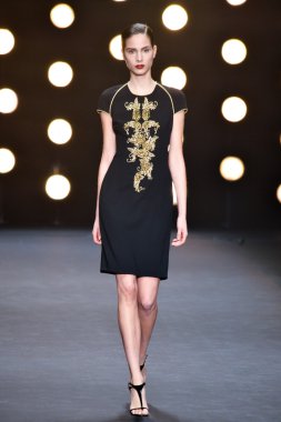 model naeem khan pist yürür