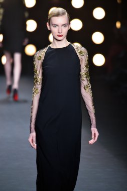 model naeem khan pist yürür