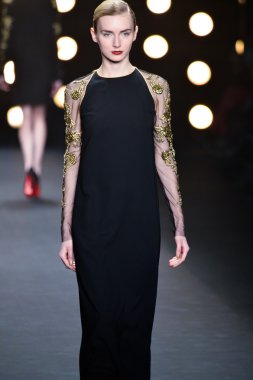 model naeem khan pist yürür