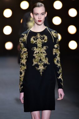 model naeem khan pist yürür