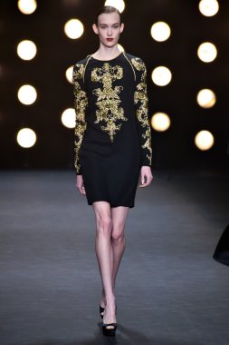 model naeem khan pist yürür