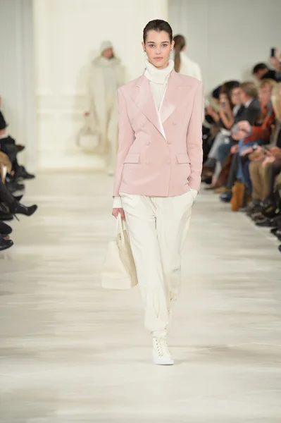 Modelo en Ralph Lauren desfile de moda — Foto de Stock