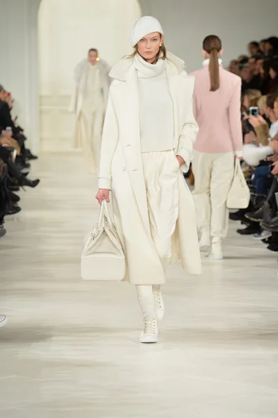 Карли Клосс на показе мод Ральфа Лорена — стоковое фото