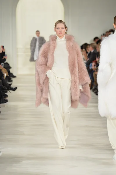 Modelo en Ralph Lauren desfile de moda —  Fotos de Stock