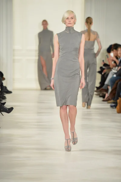 Модель на модном показе Ральфа Лорена — стоковое фото