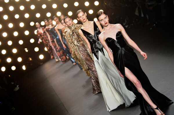 Modelo caminha pista em Naeem Khan Collection — Fotografia de Stock