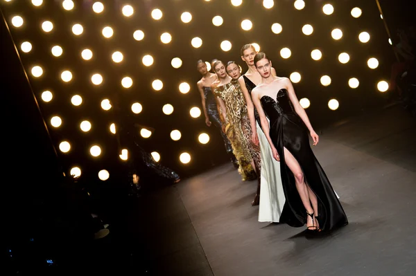 Modèle marche piste à Naeem Khan Collection — Photo