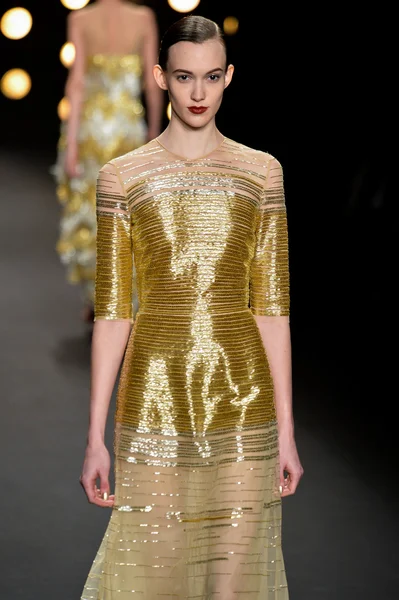 Model walks runway at Naeem Khan Collection — Stock Photo, Image