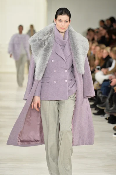 Modelo caminha pista no Ralph Lauren show — Fotografia de Stock