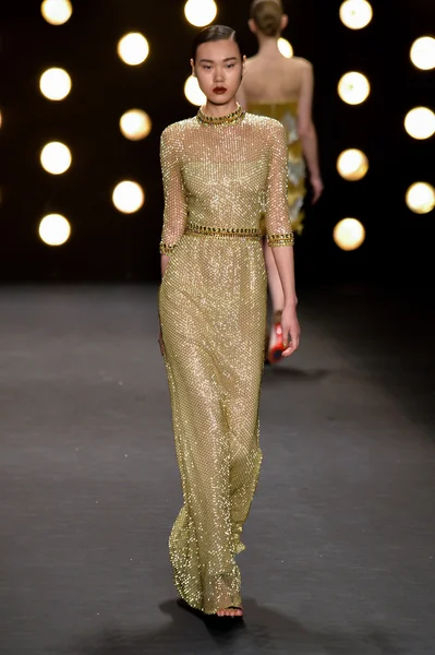 Model walks runway at Naeem Khan Collection — Stock Photo, Image