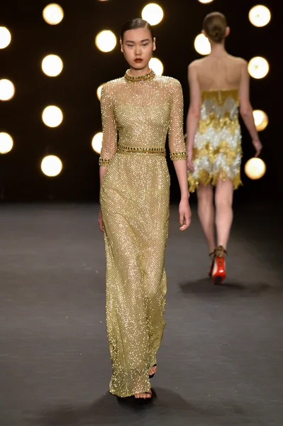 Model walks runway at Naeem Khan Collection — Stock Photo, Image