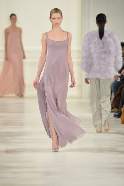 Model walks runway at Ralph Lauren show — Stock Photo, Image