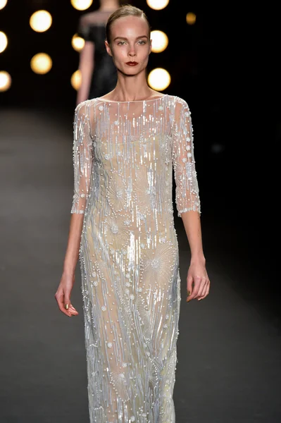 Model Naeem Khan koleksiyonunda podyumda yürüyor