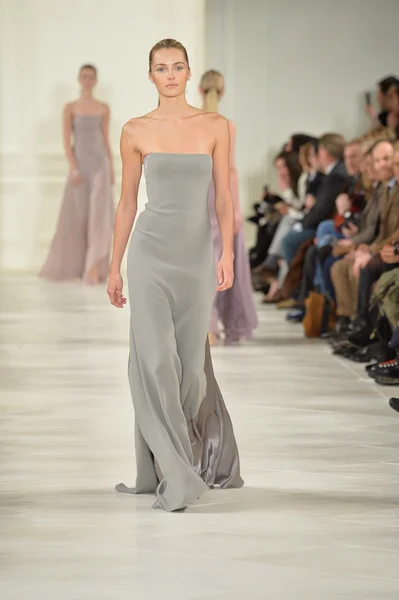 Model walks runway at Ralph Lauren show — Stock Photo, Image