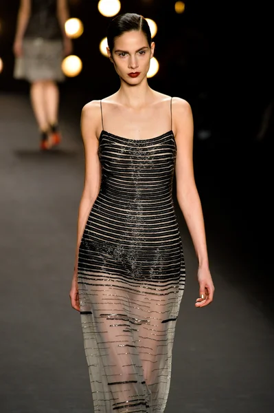 Model walks runway at Naeem Khan Fall — Stock Photo, Image