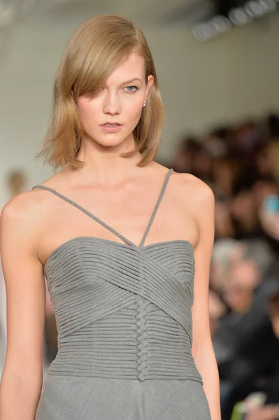 Karlie kloss bei der ralph lauren modenschau — Stockfoto