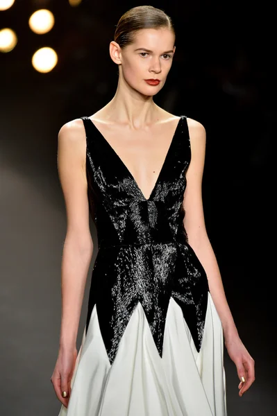 Model walks runway at Naeem Khan Fall — Stock Photo, Image