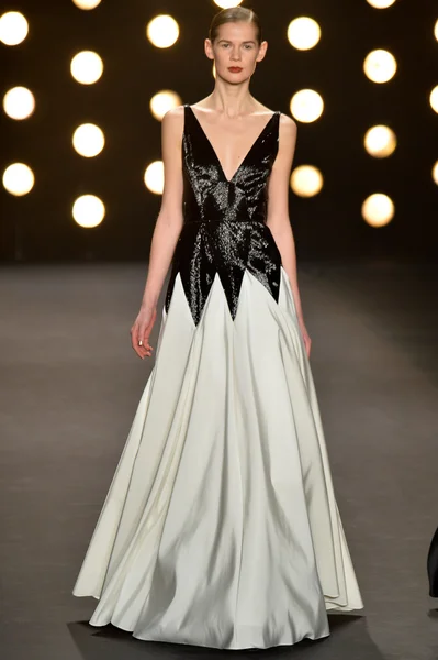 Model walks runway at Naeem Khan Fall — Stock Photo, Image