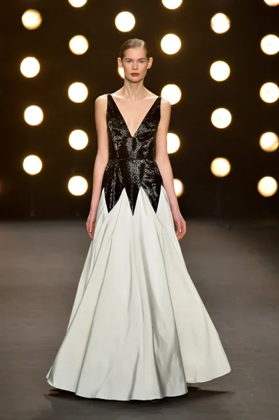 Model walks runway at Naeem Khan Fall — Stock Photo, Image