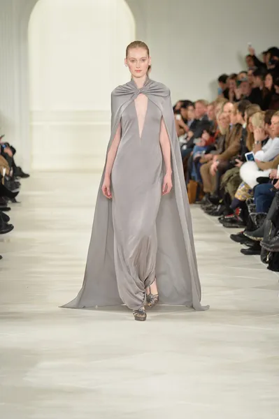 Modelo en Ralph Lauren desfile de moda — Foto de Stock