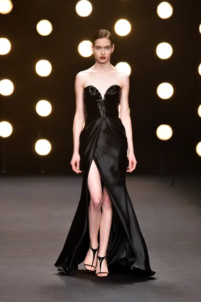 Model walks runway at Naeem Khan Fall — Stock Photo, Image