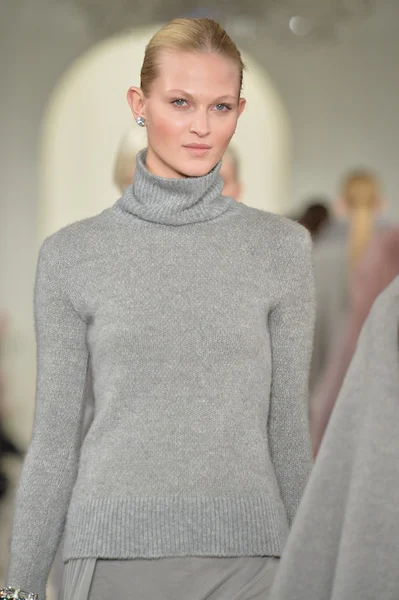 Modelo en Ralph Lauren desfile de moda — Foto de Stock