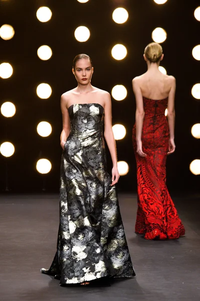 Model walks runway at Naeem Khan Fall — Stock Photo, Image