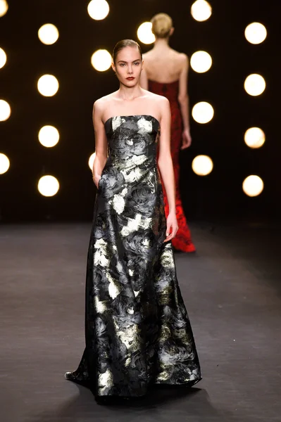 Model walks runway at Naeem Khan Fall — Stock Photo, Image