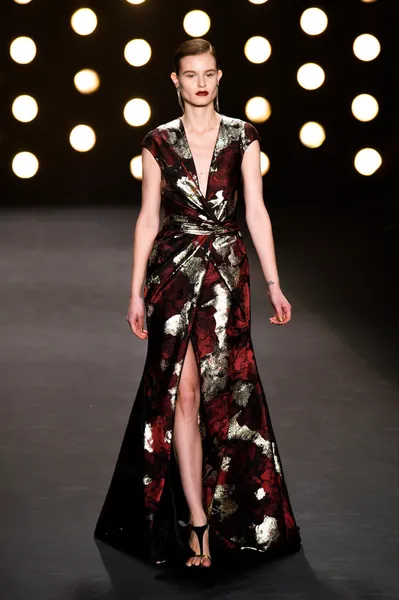 Model walks runway at Naeem Khan — Stock Photo, Image