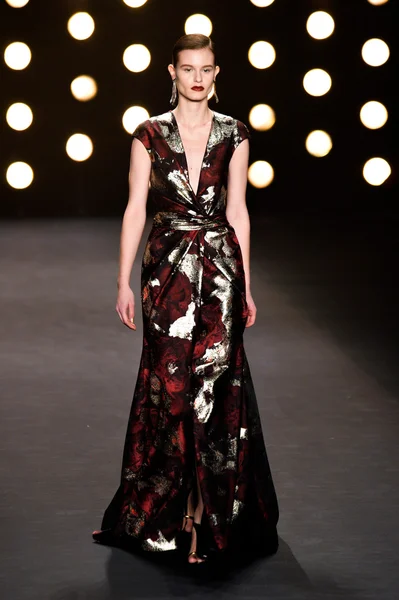 Model walks runway at Naeem Khan — Stock Photo, Image