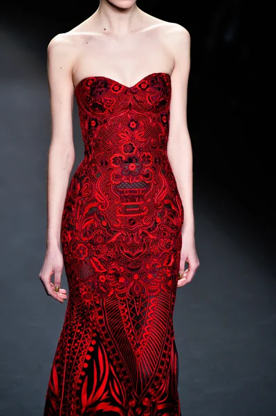 Model walks runway at Naeem Khan — Stock Photo, Image