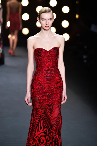 model naeem khan pist yürür