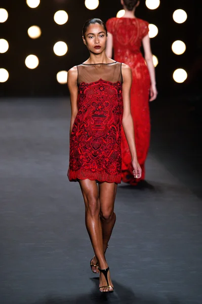 Modelo camina pasarela en Naeem Khan — Foto de Stock