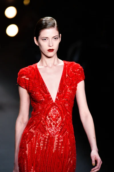 Model walks runway at Naeem Khan — Stock Photo, Image