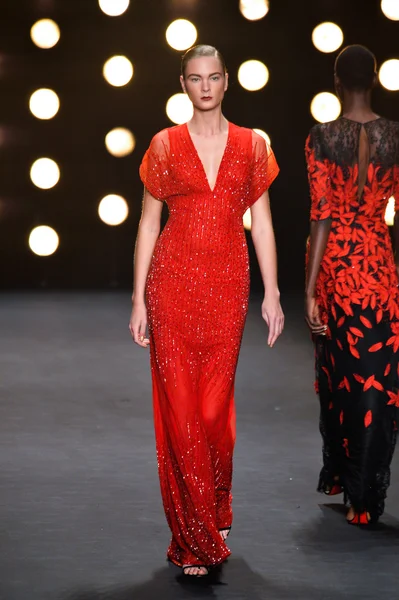 Model walks runway at Naeem Khan — Stock Photo, Image