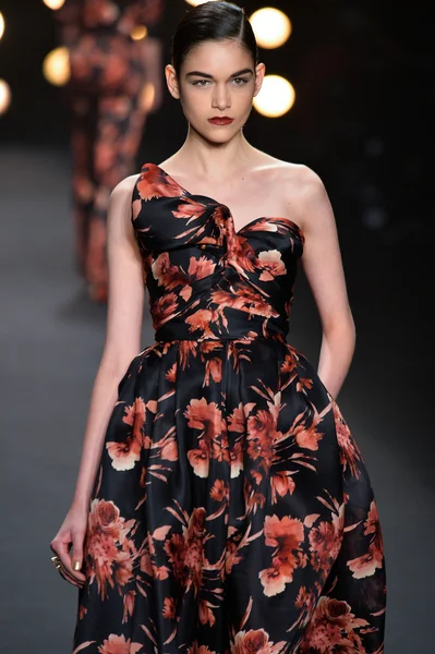 Model walks runway at Naeem Khan — Stock Photo, Image