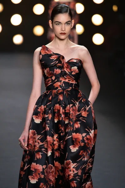 Modelo camina pasarela en Naeem Khan — Foto de Stock