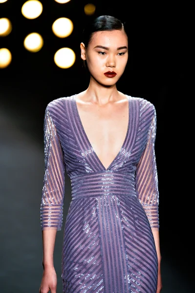 Model walks runway at Naeem Khan — Stock Photo, Image