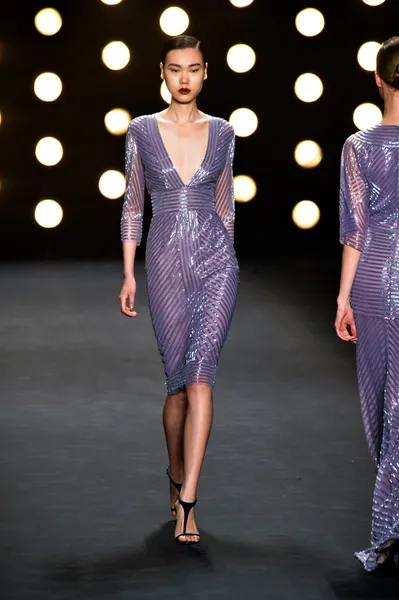 Model walks runway at Naeem Khan — Stock Photo, Image